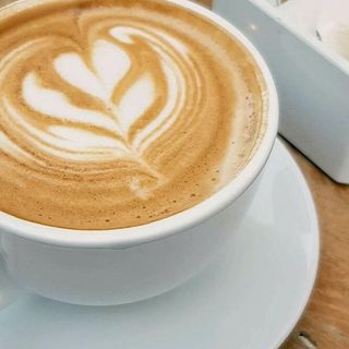 Produženi espresso (sa mlekom i čokoladom)