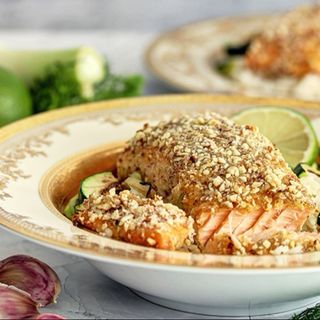 Losos u korici od lešnika (velika porcija)