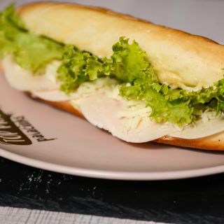 Sendvič sa pilećim prsima i sirom