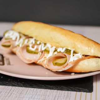 Sendvič sa pečenicom i sirom