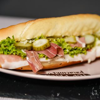 Sendvič sa pršutom i sirom