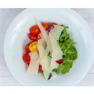 Salata sa rukolom, čeri paradajzom i listićima paremazana