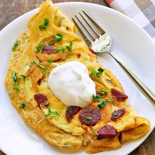 Jaja sa domaćom suvom-dimljenom kobasicom