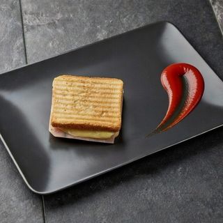 Tost sendvič 1 komad