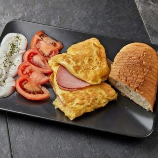 Omlet sa pečenicom