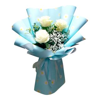 Buket sa belim ružama u nežno plavom papiru 