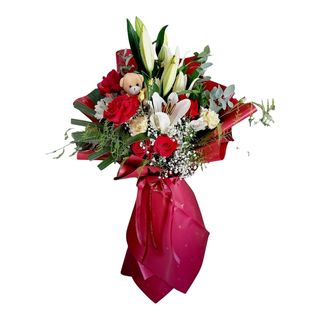 Buket sa crvenim ružama, orjentalnim ljiljanom I plisanimmedom