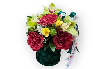 Box sa crvenim ruzama I orhidejama