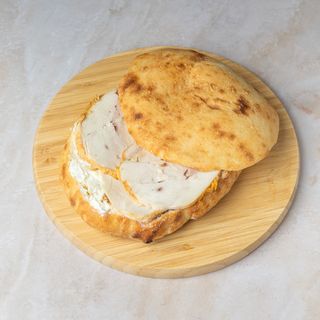 Čobanska lepinja sa rolovanom piletinom i sirom