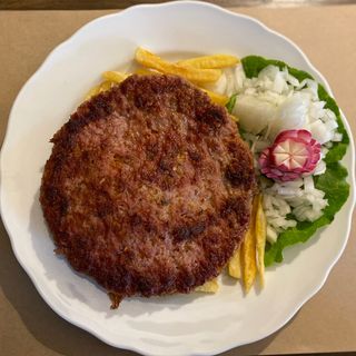 Pljeskavica sa pomfritom i lukom