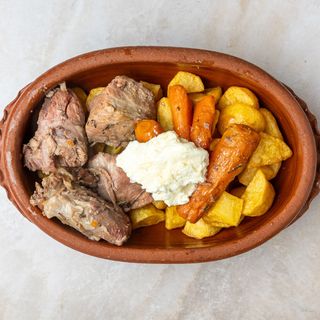 Teletina ispod sača 400gr. sa krompirom i kajmakom 