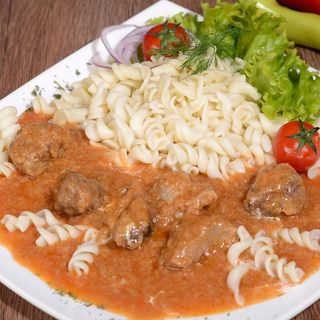 Svinjski gulaš sa makaronama