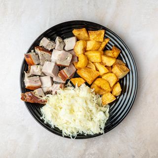 Obrok sa rolovanom prasetinom, čobanskim krompirom i salatom