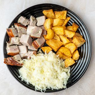 Obrok rolovana prasetina sa čobanskim krompirom i salatom + Coca-Cola 0,33l