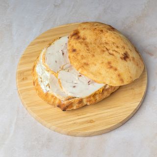 Čobanska lepinja sa rolovanom piletinom i kajmakom