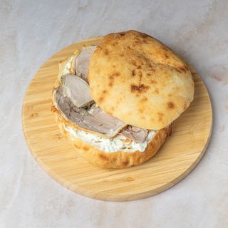 Čobanska lepinja sa rolovanom jagnjetinom i sirom