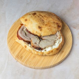 Čobanska lepinja sa rolovanom prasetinom i sirom