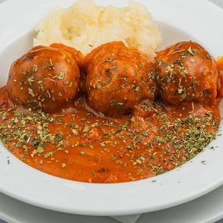 Ćufte u paradajz sosu sa pireom