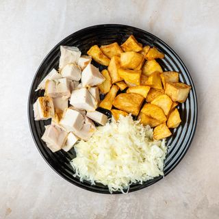 Obrok rolovana piletina sa čobanskim krompirom i salatom + Coca-Cola 0,33l