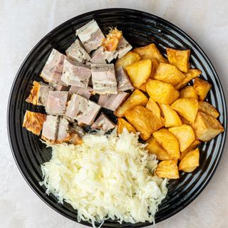 Obrok sa rolovanom jagnjetinom, čobanskim krompirom i salatom