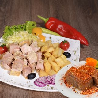 Čobanski obrok sa rolovanom piletinom + pihtije