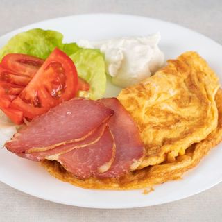 Omlet sa pečenicom