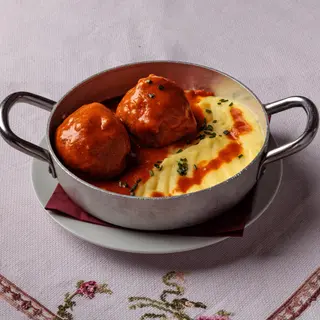 Ćufte u paradajz sosu sa pire krompirom