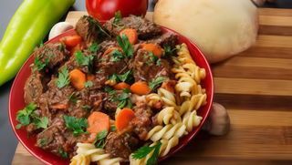 Juneći gulaš sa penama