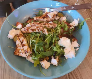 Paradajz salata sa sirom i piletinom