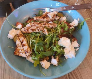 Paradajz salata sa sirom i piletinom