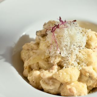 Njoke sa piletinom i slaninom 