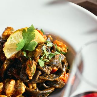 Crna pasta sa dagnjama i kaparom