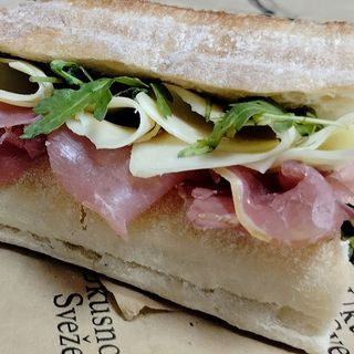 Sendvič sa dimljenom pečenicom