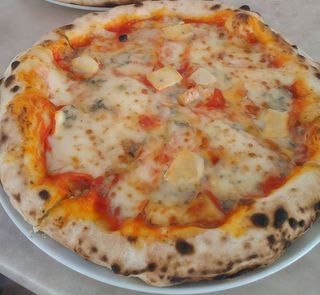 Quatro formaggi pizza