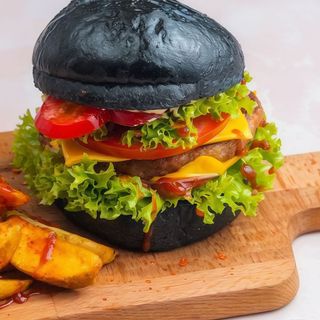 1. KOMBO Black burger