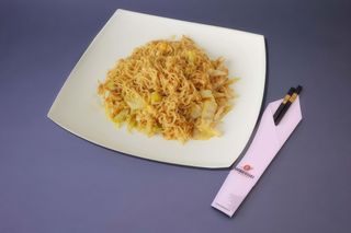 821. Kineske pržene kupovne nudle sa povrćem