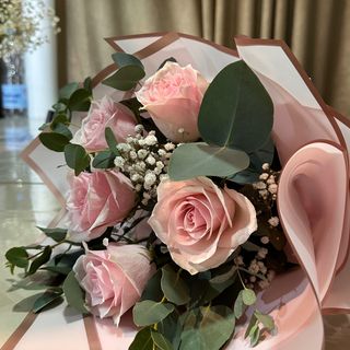 3 roze ruze u buketu 