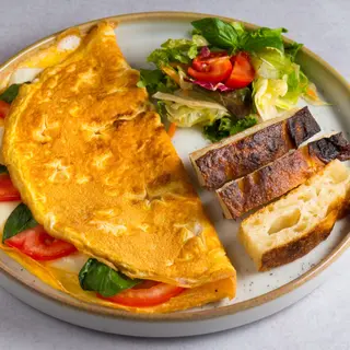Omlet sa mocarelom i paradajzom