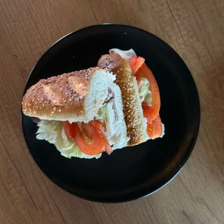 Bavarska kifla sa govedjom i mocarelom