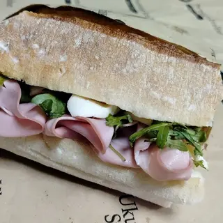 Sendvič mortadela i mocarela