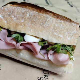 Sendvič mortadela i mocarela