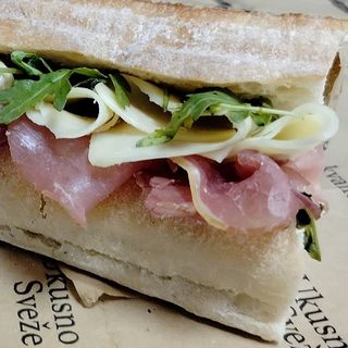 Sendvič sa dimljenom pečenicom