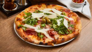 Pizza sa Njeguškom pršutom