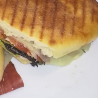 Domaći sendvič sa goveđom pršutom