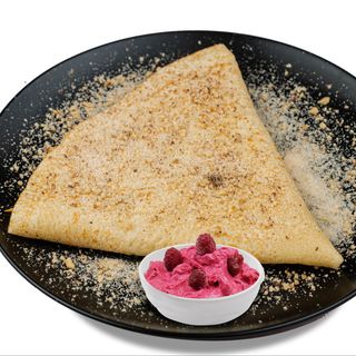 Slatka palačinka sa kremom od šumskog voća