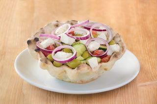 Grčka salata u korpici od testa