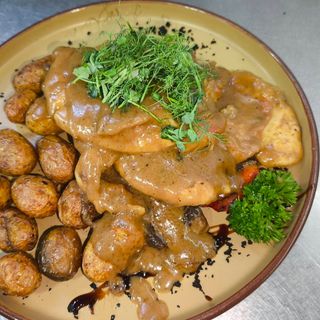 Piletina sa pršutom u sosu od belog vina