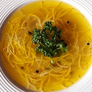 Goveđi konsome sa rezancima