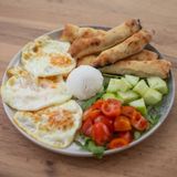 Jaja sa pršutom i kajmakom