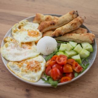 Jaja sa pršutom i kajmakom